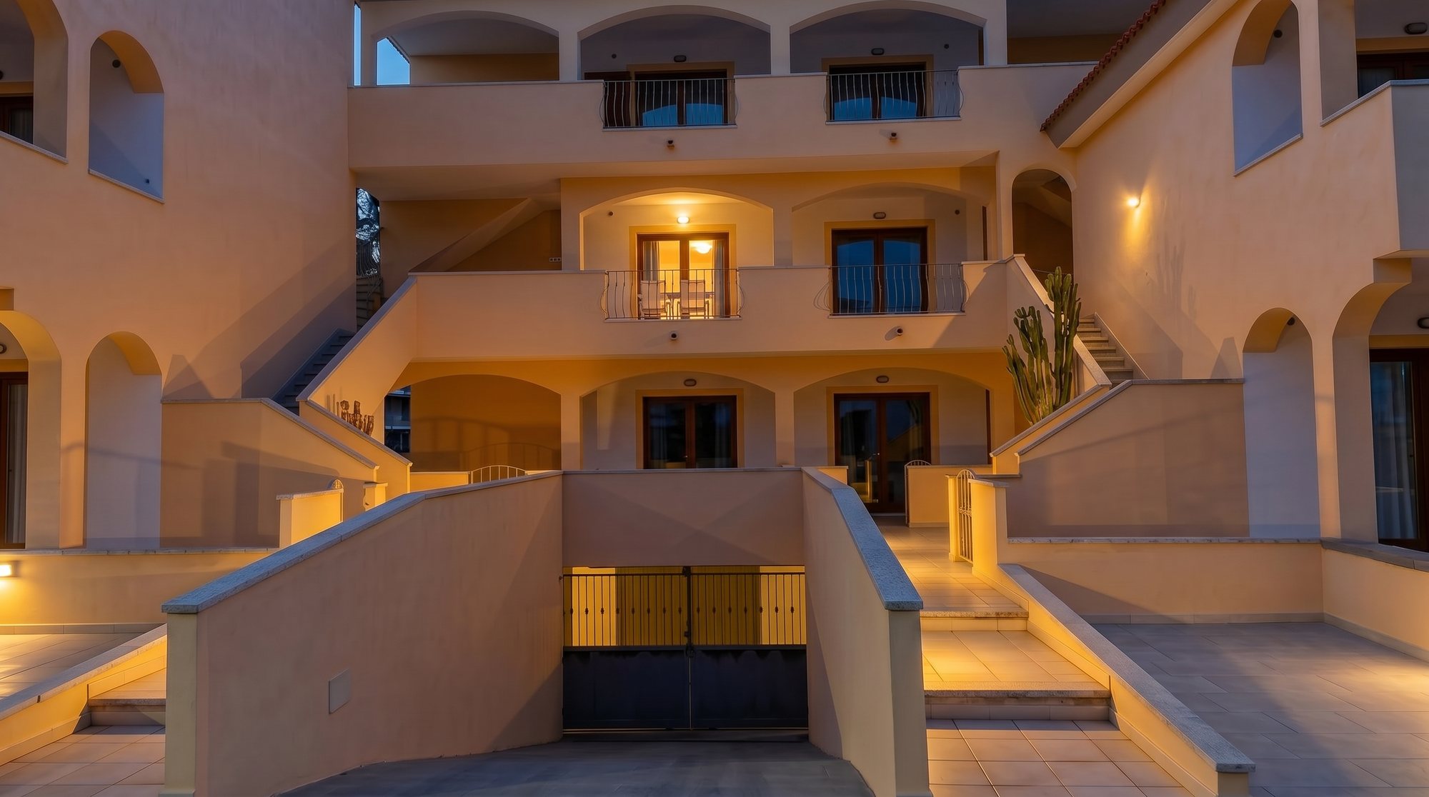 Budova apartmánu Good Times Apartment vo večernom svetle