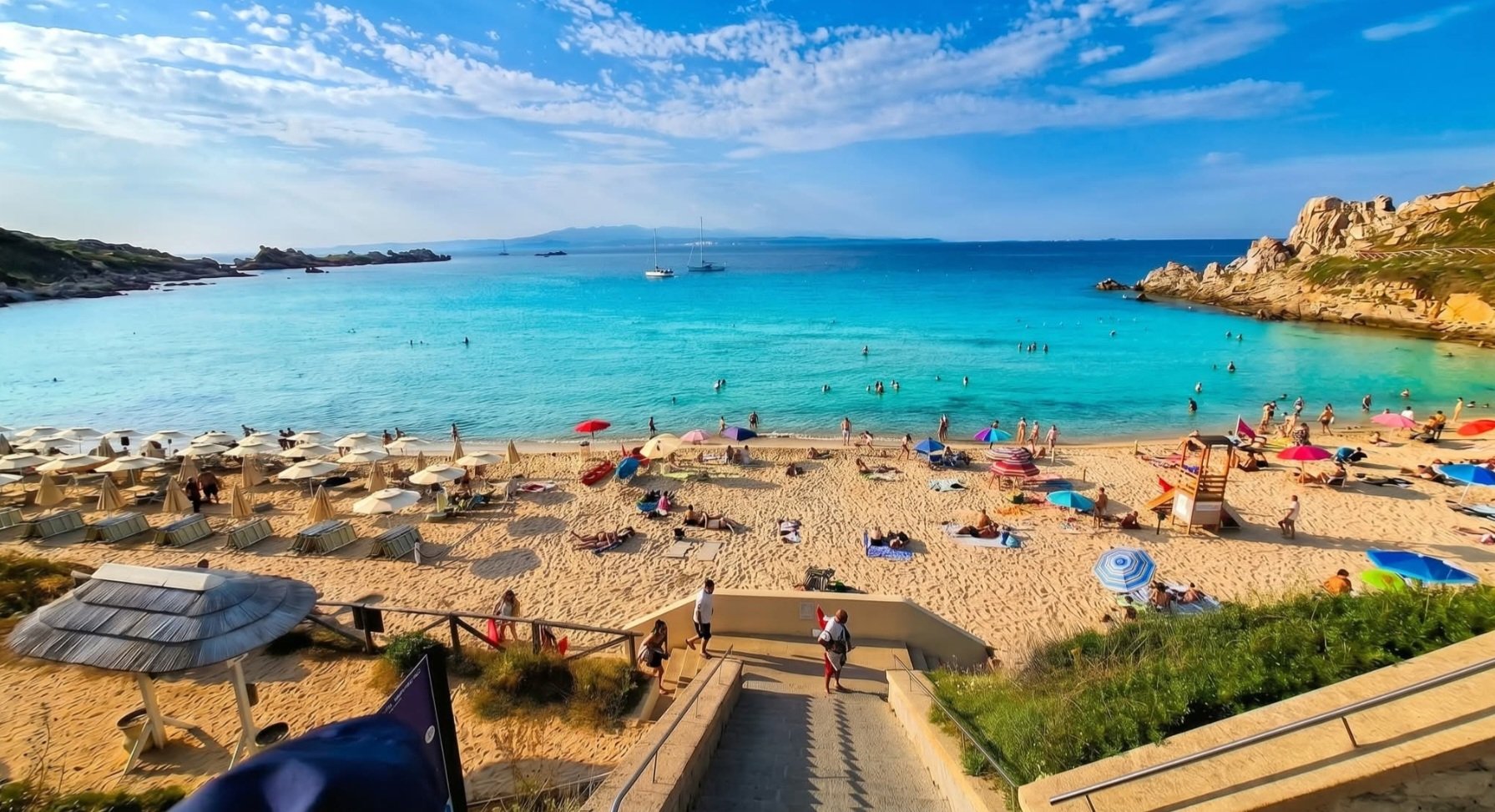 Pláž Rena Bianca s tyrkysovým morom v Santa Teresa Gallura